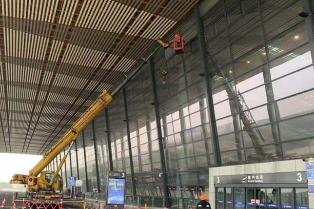 榕城玻璃幕墙维护和保养